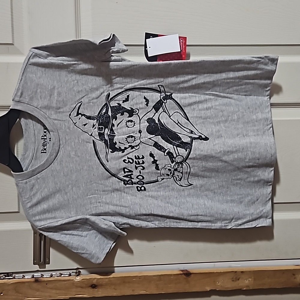 BETTY BOOP HALLOWEEN GRAPHIC TEE: GRAY: NEW WITH TAGS: SIZE XS